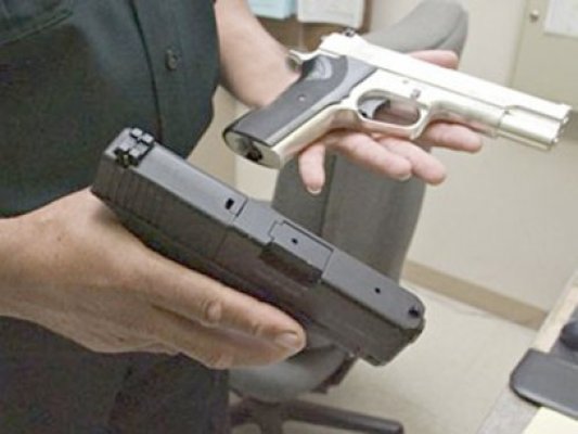 Cercetat pentru deţinere ilegală de armă